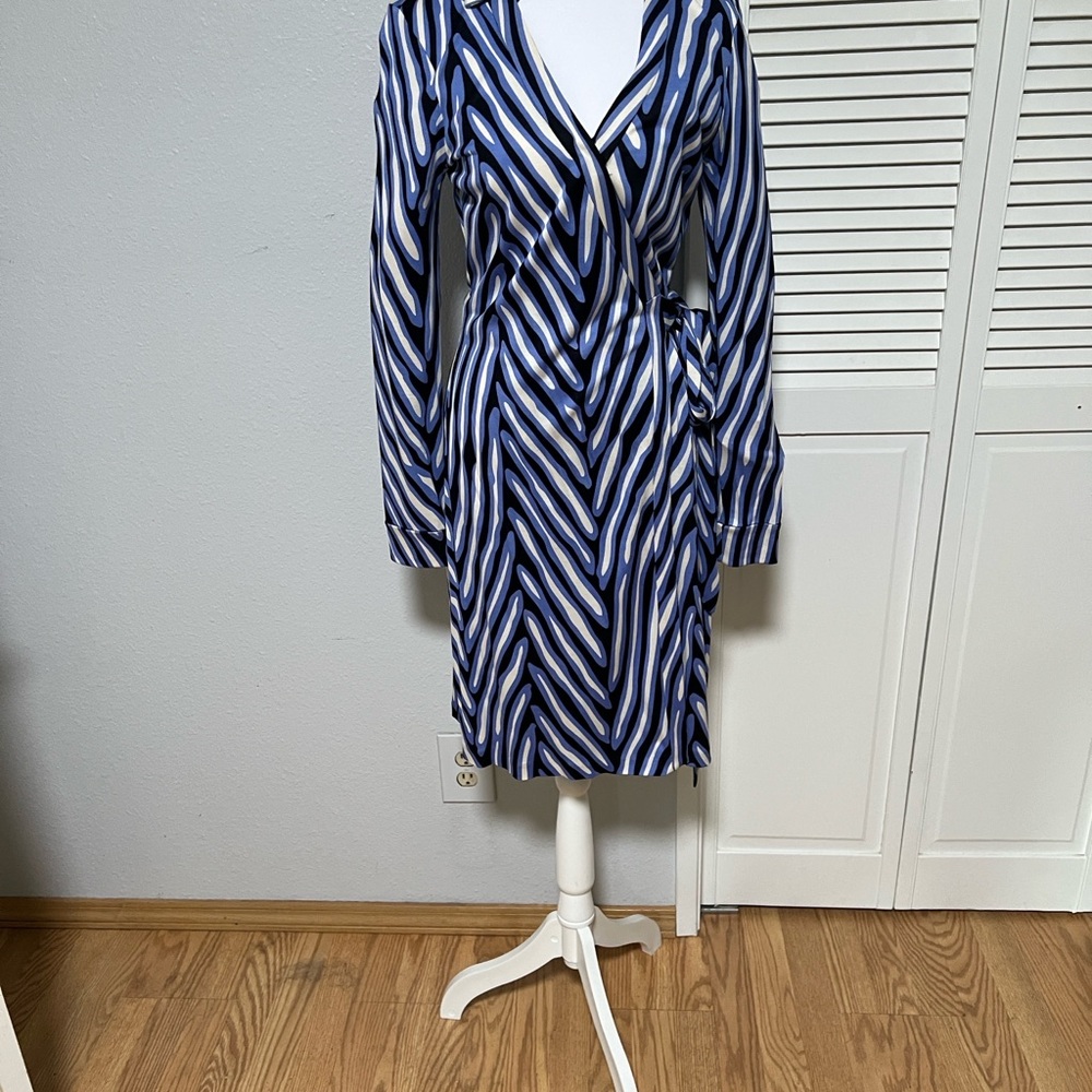 Diane von Furstenberg DVF Wrap Dress ✨
Size 6 | 100% Silk | Like New